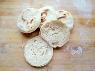 18、白吉馍(含中式汉堡做法),白吉馍从中间切开,不要切断