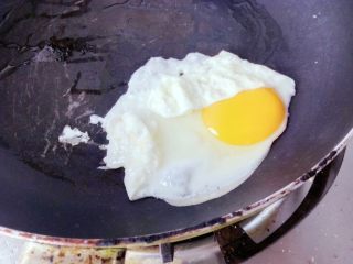 19、白吉馍(含中式汉堡做法),小火加热,锅里倒入适量油,油热后打入一个鸡蛋,不要搅散