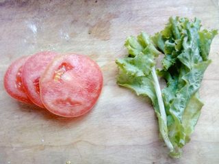 21、白吉馍(含中式汉堡做法),生菜西红柿洗净,西红柿切片