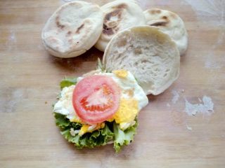 22、白吉馍(含中式汉堡做法),将生菜,鸡蛋,西红柿夹入白吉馍,撒少许盐