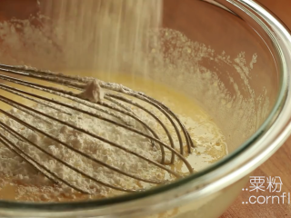 7、免焗柠檬挞,加入粟粉，少许盐，搅拌