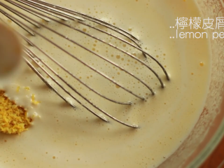8、免焗柠檬挞,倒入柠檬汁、水、柠檬皮屑，搅拌均匀
