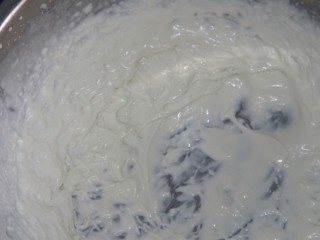 12、奥利奥香蕉木糠杯,打发成如图状态即可