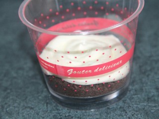 16、奥利奥香蕉木糠杯,再铺一层淡奶油