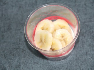 17、奥利奥香蕉木糠杯,放几片香蕉