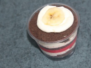 22、奥利奥香蕉木糠杯,前面挤点奶油装饰一下