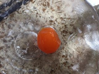 6、蛋黄酥，纯纯的诱惑,把蛋黄，再白酒中浸泡下；滚下；