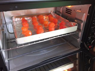 8、蛋黄酥，纯纯的诱惑,放入烤箱中，150度 ，上下火，10分钟；