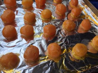 9、蛋黄酥，纯纯的诱惑,烤好的蛋黄，放一边，凉凉；待用；