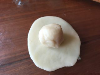 12、蛋黄酥，纯纯的诱惑,中间，放入一个酥皮剂子；