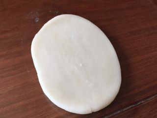 17、蛋黄酥，纯纯的诱惑,从冰箱取出，冷藏好的小剂子，揉圆，擀平，擀成牛舌状；