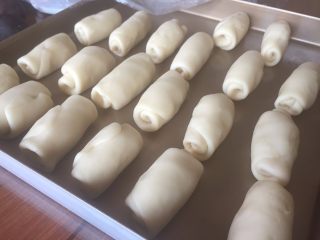 22、蛋黄酥，纯纯的诱惑,盖好保鲜膜，又放入冰箱冷藏20分钟；