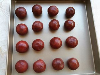 8、广式蛋黄月饼,依次包好所有馅料。