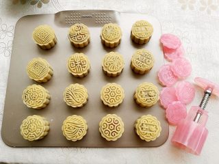 13、广式蛋黄月饼,用月饼模在烤盘上压好月饼。