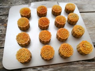 17、广式蛋黄月饼,放回烤箱继续烤180度烤15分钟即可。