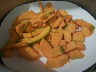 1、最爱面包+奶香南瓜面包棒,将200克去皮去瓤后的南瓜块放入盘里,盖上保鲜膜,高压锅压熟,