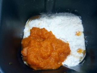 3、最爱面包+奶香南瓜面包棒,先放全蛋液,再放粉类(高筋面粉和奶粉提前放一起过筛,)盐和糖对角放,酵母放面粉中间盖上,最后放凉好的南瓜泥