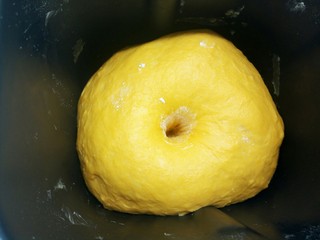 8、最爱面包+奶香南瓜面包棒,面团揉好以后,放在面包机里,盖上湿布,室温下发酵至2倍大,手指沾面粉轻轻插入面团里,拔出手之后孔洞不会塌陷也不会回缩,就表示发酵好了。