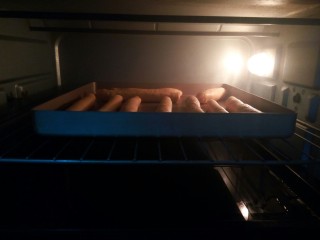 12、最爱面包+奶香南瓜面包棒,烤箱开启发酵键,上下火35度,最下面的烤盘放一点热水,保持湿度,放面包棒再次发酵变大