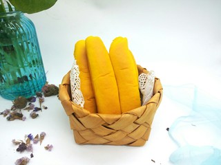 14、最爱面包+奶香南瓜面包棒,奶香浓郁,松软香甜的南瓜泥面包棒,搭配一杯牛奶,作为早餐也是不错的选择!