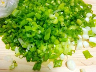 7、萝卜丸子,小葱洗净拭干水分，切成葱花处理；