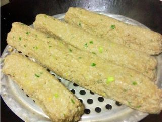 15、萝卜丸子,蒸锅里倒入清水烧开，将丸子整形后蒸锅，蒸20分钟即可；