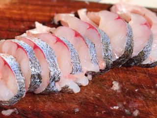 1、秘制酥鱼,鱼身切成1.5厘米左右的片，尽量切得厚薄均匀，按鱼骨的生长走势来切，会容易很多，也可以买的时候让卖家切好