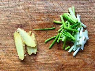 2、秘制酥鱼,切开姜片和葱白