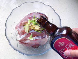 4、秘制酥鱼,倒料酒