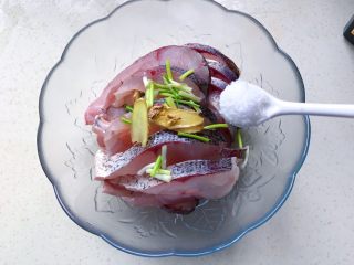 5、秘制酥鱼,放入白糖