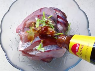 6、秘制酥鱼,倒入蚝油