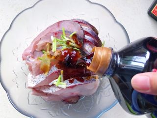 7、秘制酥鱼,倒入生抽