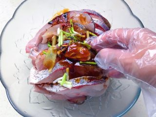 8、秘制酥鱼,戴上手套拌匀，揉匀，尽量让调料融入鱼肉里，小心鱼刺扎手