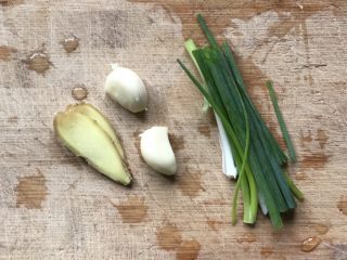 11、秘制酥鱼,准备蘸鱼的酱汁，把姜、蒜切成末，葱切成葱花