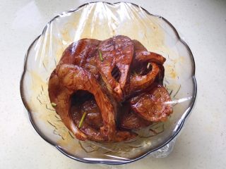 10、秘制酥鱼,盖保鲜膜放冰箱冷藏两小时