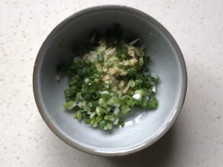 12、秘制酥鱼,放进干净容器里