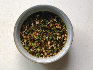 13、秘制酥鱼,把蚝油、料酒、生抽、白糖、纯净水都加进容器里搅拌均匀，酱汁就做好了