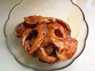 14、秘制酥鱼,把腌制好的鱼肉从冰箱取出，沥干水分，挑出姜片和葱白