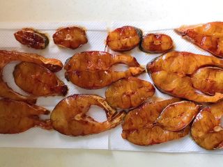 15、秘制酥鱼,铺在厨房纸上，为了吸干多余水分