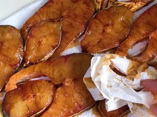 16、秘制酥鱼,再取些厨房纸吸干面上的水分