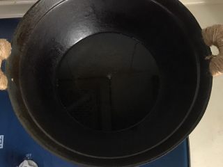 17、秘制酥鱼,锅里倒入适量的油，中火