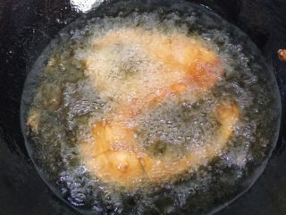 20、秘制酥鱼,第一次只要炸熟就可以了，因为还要经过第二次炸鱼肉才会酥脆