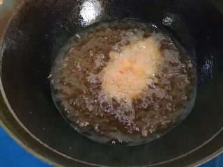 22、秘制酥鱼,第二次炸，中火转成大火，一定要不停翻面，炸至鱼肉变硬就可捞出，千万别炸焦了