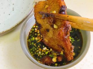 24、秘制酥鱼,炸好的鱼块迅速放进酱汁，进入酱汁的那一刻会听到霹雳吧啦的声音，这是鱼肉在吸收酱汁，最快的速度捞出就不会影响酥鱼的酥脆程度了