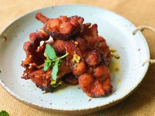 27、秘制酥鱼,这是蘸过酱汁的，看看就好吃吧