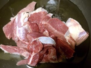 1、番茄牛腩,牛腩冷水下锅焯水