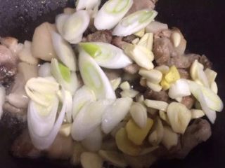 3、番茄牛腩,油热放入牛腩葱姜蒜翻炒出香味盛出备用