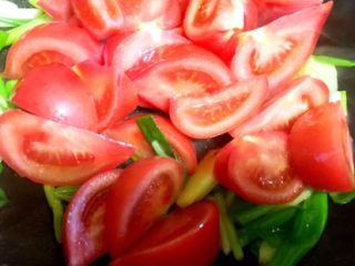 4、番茄牛腩,另起一锅油热放入葱姜爆香放入西红柿翻炒出红汤