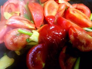 5、番茄牛腩,倒入番茄酱翻炒均匀