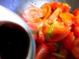 6、番茄牛腩,倒入生抽及冰糖